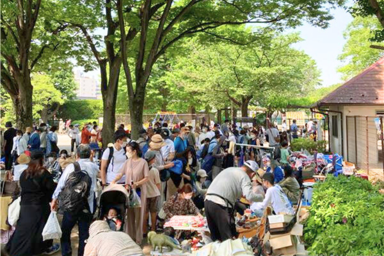 世田谷公園でのフリーマーケットの様子